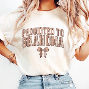 Promossa a nonna PNG Sublimazione, Leopard Patchwork Coquette Bow Nuovo design DTF per la nonna, Maglietta annuncio nonna PNG Download digitale