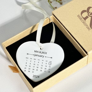 Personalisierte Kalenderverzierung, verlobtes Geschenk, Keramikverzierung, verheiratete Kugel, Hochzeitsdatumverzierung, Paargeschenk, benutzerdefinierter Name Andenken