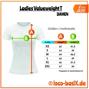 Pode incluir: Uma camiseta branca com uma tabela de tamanhos que mostra as medidas em cent&iacute;metros para XS, S, M, L, XL e 2XL.