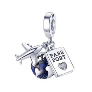 Zilveren reismotiefhanger met vliegtuig, paspoort en blauw wereldpictogram, bedel voor armband
