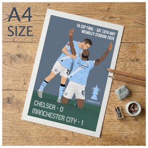 以下が含まれることがあります： サッカーのイラストが描かれたA4サイズのプリント。水色のユニフォームを着た2人の選手がゴールを祝っています。「FA CUP FINAL - SAT 16TH MAY WEMBLEY STADIUM 2026」とスコア「Chelsea 0 - Manchester City 1」の文字。
