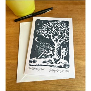 Handgemaakte wenskaart 'The Reading Tree', gemaakt van linoprint. Blanco voor elke gelegenheid, verjaardag, jubileum enz. Boeken en natuur.