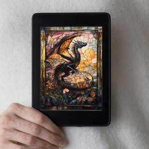 Puede incluir: Una obra de arte de estilo vitral que representa un dragón negro con las alas extendidas. El dragón se coloca sobre un fondo de piezas de vidrio de colores y en mosaico, creando un diseño vibrante e intrincado.