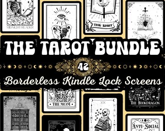 Può includere: Un set di 42 immagini di carte dei tarocchi in bianco e nero con un bordo dorato. Le immagini sono di varie carte dei tarocchi, tra cui Il Lettore di Mezzanotte, La Pazza Gatta, Il Pensatore Eccessivo, Il Libertino, La Libreria, La Mamma, X-Morte per Ter-X, Il Drago del Libro e Antisociale. Le immagini sono progettate per essere utilizzate come schermate di blocco Kindle.