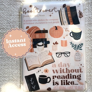 Könnte beinhalten: Eine Handyhülle mit weißem Hintergrund und einer bunten Illustration von Büchern, Kaffee, Brillen und einem Kürbis. Der Text "booktrovert" wird definiert als "eine Person, die die Gesellschaft von fiktiven Charakteren der von echten Menschen vorzieht". Der Text "a day without reading is like... JUST KIDDING. I HAVE NO IDEA" ist ebenfalls enthalten.