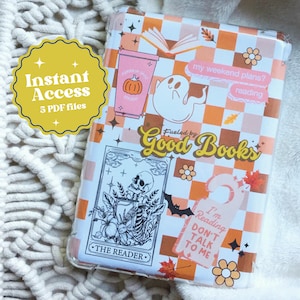 Könnte beinhalten: Eine transparente Handyhülle mit einem karierten orange-weißen Hintergrund. Die Hülle ist mit verschiedenen Aufklebern verziert, darunter ein Geist, ein Kürbis, ein Buch, ein Skelett und ein Schild mit der Aufschrift "Ich lese, sprich mich nicht an". Der Text "Angetrieben von guten Büchern" ist ebenfalls auf der Hülle.