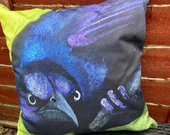 Bedrukte kussenhoes met vogelontwerp.