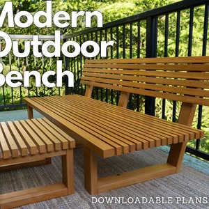Puede incluir: Un banco de exterior moderno de madera con un diseño de listones. El banco está en una terraza con una barandilla negra y un pequeño taburete a juego. El texto "DOWNLOADABLE PLANS" es visible en la parte inferior de la imagen.