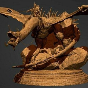 Puede incluir: Una figura esculpida detallada de un drag&oacute;n con un jinete encaramado en su espalda. El drag&oacute;n es marr&oacute;n y tiene una gran boca abierta. El jinete tambi&eacute;n es marr&oacute;n y parece estar sosteniendo una espada. El drag&oacute;n est&aacute; encaramado en una base de roca con una plataforma escalonada.