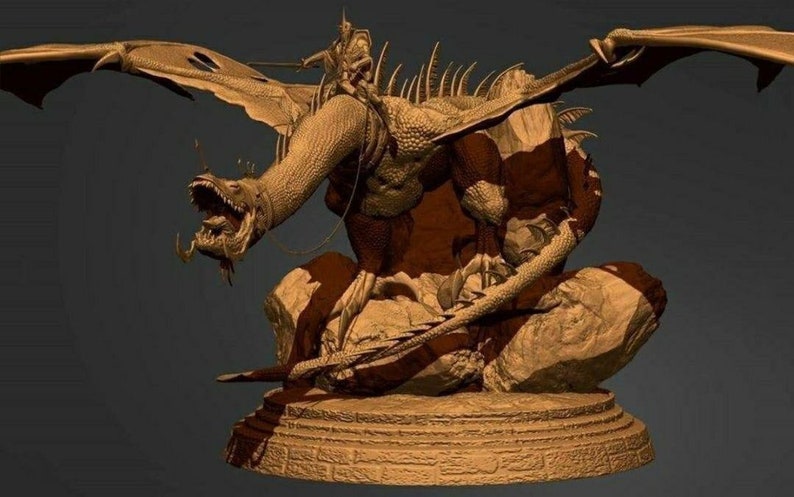 Puede incluir: Una figura esculpida detallada de un drag&oacute;n con un jinete encaramado en su espalda. El drag&oacute;n es marr&oacute;n y tiene una gran boca abierta. El jinete tambi&eacute;n es marr&oacute;n y parece estar sosteniendo una espada. El drag&oacute;n est&aacute; encaramado en una base de roca con una plataforma escalonada.