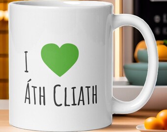 11 oz. witte glanzende keramische mok ‘I love Áth Cliath’ (Dublin, Ierse taal) zwarte letters groen hart | Ierland Leinster County-supporter