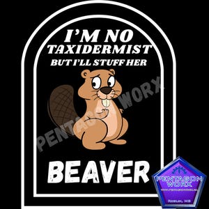 Puede incluir: Gr&aacute;fico negro con un castor de dibujos animados y el texto "I'M NO TAXIDERMIST BUT I'LL STUFF HER BEAVER". El castor es marr&oacute;n con una cola grande y dientes delanteros. La imagen est&aacute; enmarcada en blanco.