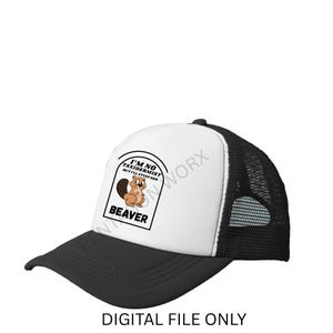 Puede incluir: Gorra de camionero en blanco y negro con visera curva. El panel frontal blanco muestra un dibujo de castor y el texto "I'M NO TAXIDERMIST BUT I'LL STUFF HER" y "BEAVER". La parte inferior de la gorra es negra.
