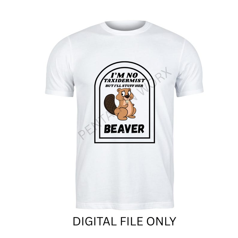 Puede incluir: Camiseta blanca con un gr&aacute;fico de un castor de dibujos animados sosteniendo una nuez. El texto en la camiseta dice "I'M NO TAXIDERMIST BUT I'LL STUFF HER" encima de la palabra "BEAVER". La frase "DIGITAL FILE ONLY" est&aacute; en la parte inferior.