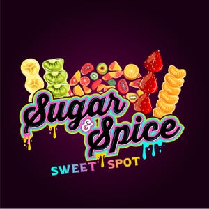 以下が含まれることがあります： ピンクの輪郭で黒色の「Sugar & Spice」というテキストが入ったカラフルなロゴ。虹色の「SWEET SPOT」というテキストが下にあります。ロゴは、キウイ、パイナップル、オレンジ、イチゴなど、さまざまなフルーツのスライスで囲まれています。