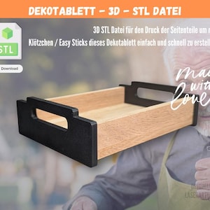 Puede incluir: Una bandeja de madera con asas negras. La bandeja tiene un interior marrón claro y asas negras. La imagen incluye el texto "DEKOTABLETT - 3D - STL DATEI" y "made with love".