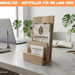 Könnte beinhalten: Ein mehrstufiger Aufsteller aus hellem Holz mit zwei Fächern für Drucksachen. Der Halter enthält ein höheres Dokument und eine Visitenkarte, beide mit dem LaserArtHolz-Logo und Text versehen. Der Aufsteller hat eine natürliche Holzmaserung.