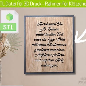 Puede incluir: Cartel enmarcado de madera con texto en alemán, con fondo de veta de madera clara y marco gris oscuro. El texto describe el grabado láser y la aplicación de pegatinas. Para impresión 3D.