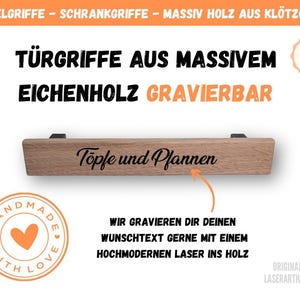 Könnte beinhalten: Ein Holzschrankgriff mit dem eingravierten Text "Töpfe und Pfannen". Der Griff ist aus massivem Eichenholz gefertigt und hat schwarze Befestigungsteile. Das Bild enthält auch Text auf Deutsch.