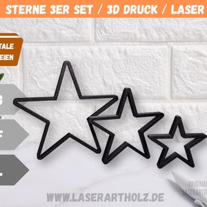 Könnte beinhalten: Drei schwarze sternförmige Dekorationen in verschiedenen Größen. Die Sterne bestehen aus einem dunklen Material und sind von groß nach klein angeordnet. Der Text auf dem Bild enthält "STERNE 3ER SET / 3D DRUCK / LASER" und "DIGITALE DATEIEN". Die Website ist www.laserartholz.de.