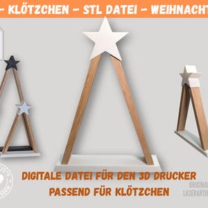 Può includere: Decorazioni per l'albero di Natale in legno con stelle. Le decorazioni hanno la forma di un triangolo e sono realizzate in legno e dettagli bianchi. L'immagine include anche il testo "DIGITALE DATEI FÜR DEN 3D DRUCKER" e "PASSEND FÜR KLÖTZCHEN".