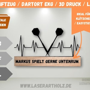 Op de afbeelding: Een zwart dartbordontwerp met twee gekruiste darts, een hartslaglijn en de tekst "MARKUS SPIELT GERNE UNTENRUM" op een houten basis. De afbeelding bevat ook digitale bestandopties en de website www.laserartholz.de.