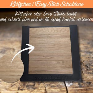 Könnte beinhalten: Ein schwarzer Rahmen mit einem hellbraunen Holzeinsatz. Der Text oben lautet "Klotzchen / Easy Stick Schablone". Der Text darunter lautet "Klötzchen oder Easy Stuks leicht und schnell plan und im 90 Grad Winkel verleimen". Die Website laserartholz.de ist sichtbar.