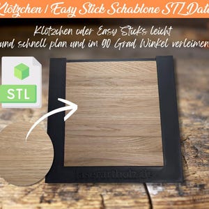 Könnte beinhalten: Ein Holzpaneel mit schwarzem Rahmen, mit dem Text "laserartholz.de" unten. Das Bild enthält den Text "Klötzchen / Easy Stick Schablone STLDatei" und ein STL-Dateisymbol. Das Paneel besteht aus hellbraunem Holz.