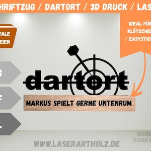 Op de afbeelding: Zwart lasergesneden dartbordbord met het woord "dartort" en een dartpijl. Het bord bevat de tekst "MARKUS SPIELT GERNE UNTENRUM" op een houten voet. De afbeelding bevat ook digitale bestandsformaten.