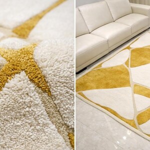 Pu&ograve; includere: Un tappeto rettangolare con un motivo geometrico color crema e oro. Il tappeto presenta un pelo morbido e strutturato con un design di forme interconnesse. La palette di colori neutri lo rende adatto a vari stili di interni. Misura circa 200 cm x 300 cm.