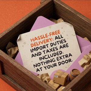 Pu&ograve; includere: Una scatola di legno con una carta lilla chiaro che recita "HASSLE-FREE DELIVERY: ALL IMPORT DUTIES AND TAXES ARE INCLUDED. NOTHING EXTRA AT YOUR DOOR." La scatola contiene anche scatole di cartone in miniatura e una botte.