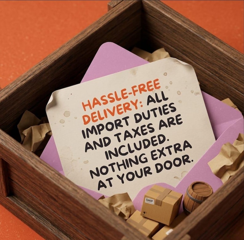 Pu&ograve; includere: Una scatola di legno con una carta lilla chiaro che recita "HASSLE-FREE DELIVERY: ALL IMPORT DUTIES AND TAXES ARE INCLUDED. NOTHING EXTRA AT YOUR DOOR." La scatola contiene anche scatole di cartone in miniatura e una botte.