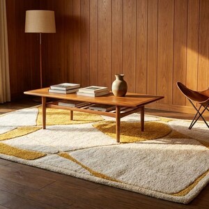 Pu&ograve; includere: Un soggiorno in stile retr&ograve; con un tavolino in legno, una sedia a farfalla in pelle e un tappeto fantasia. Il tappeto presenta uno sfondo color crema con forme geometriche gialle. La stanza ha pannelli in legno e una lampada da terra.