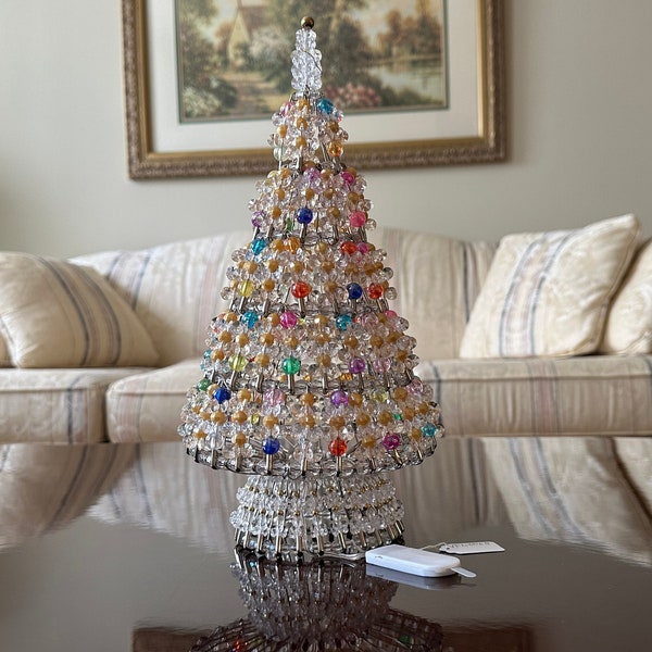 Arbre des Fêtes de style vintage avec perles et épingles à nourrice de 12,5 po. avec éclairage LED multicolore. Perles rondes dorées et multicolores.