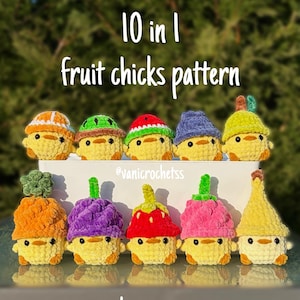 Könnte beinhalten: Zehn gehäkelte Küken, jedes mit einem Hut im Obst-Design, wie Erdbeere oder Zitrone. Das Bild enthält den Text "10 in 1 fruit chicks pattern" und "low sew". Der Hintergrund ist ein verschwommenes Grün.