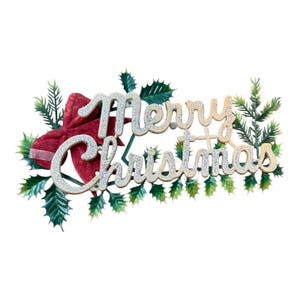 Pode incluir: Decoração de Natal com a frase brilhante "Merry Christmas". O texto é rodeado por folhas verdes de azevinho, agulhas de pinheiro e um laço de veludo vermelho, criando um design temático de feriado.