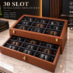 K&ouml;nnte beinhalten: Ein zweist&ouml;ckiger Sonnenbrillen-Organizer aus Holz mit 30 einzelnen F&auml;chern. Die Box hat eine dunkle Holzmaserung, goldfarbene Beschl&auml;ge und eine ausziehbare Schublade. Der Text auf dem Bild lautet 30 SLOT SUNGLASSES ORGANIZER, TWO LAYERS MORE SPACE.