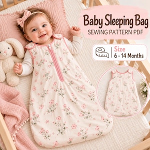 Puede incluir: Un patrón de costura PDF para saco de dormir de bebé en tela color crema con estampado floral rosa, cremallera frontal y ribete rosa. El texto dice Baby Sleeping Bag SEWING PATTERN PDF y Size 6 - 14 Months con un icono de cinta métrica.