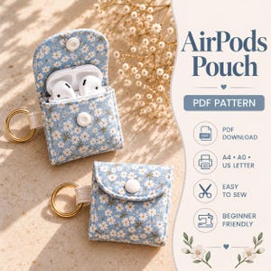 Può includere: Una custodia in tessuto azzurro con motivo floreale a margherite bianche, dotata di chiusura a bottone automatico e anello in metallo dorato. Il testo recita AirPods Pouch, PDF PATTERN, PDF DOWNLOAD, A4, A0, US LETTER, EASY TO SEW, BEGINNER FRIENDLY.