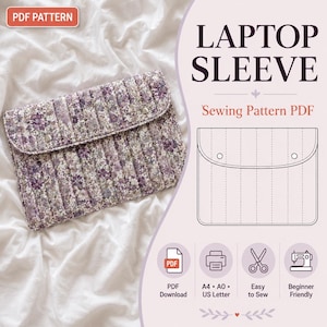 Op de afbeelding: Een gewatteerde laptophoes met een paars en wit bloemenpatroon, voorzien van een klepsluiting met twee metalen drukknopen. De afbeelding bevat de tekst LAPTOP SLEEVE, Sewing Pattern PDF, PDF Download, A4, A0, US Letter, Easy to Sew en Beginner Friendly.