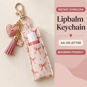 Peut inclure: Un porte-baume à lèvres en tissu avec un motif de nœuds rose clair, un fermoir mousqueton doré, une breloque en forme de cœur rose, un pompon rose et une petite breloque trèfle à quatre feuilles. L'étui contient un baume à lèvres à capuchon blanc.