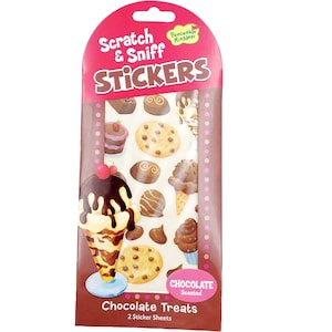 Puede incluir: Un paquete de pegatinas "Scratch & Sniff" con diseños de chocolate. Las pegatinas incluyen imágenes de un helado, galletas, bombones y una magdalena. El embalaje es rosa y marrón, con las palabras "Chocolate Treats" y "2 Sticker Sheets".