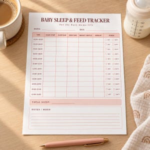 Puede incluir: Una hoja de papel blanca para el seguimiento del sueño y la alimentación del bebé con texto rojo oscuro y líneas de cuadrícula rosa claro. El formulario incluye columnas para hora, sueño, alimentación y pañales, con una sección de notas. Un bolígrafo rosa.