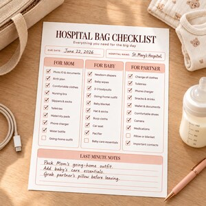 Peut inclure: Une liste de contrôle pour sac d'hôpital sur papier blanc avec du texte brun foncé et des en-têtes rose clair. Le document comprend des colonnes pour la maman, le bébé et le partenaire, avec des notes manuscrites et une section de notes.
