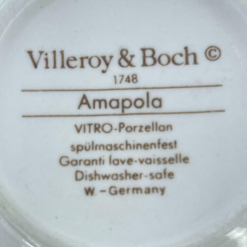 Puede incluir: Primer plano de una superficie de cer&aacute;mica blanca con el texto marr&oacute;n "Villeroy & Boch &copy; 1748 Amapola VITRO-Porzellan sp&uuml;lmaschinenfest Garanti lave-vaisselle Dishwasher-safe W-Germany".