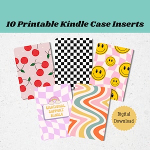 Könnte beinhalten: Zehn druckbare Kindle-Hüllen-Einsätze mit verschiedenen Designs. Die Designs umfassen Kirschen auf rosa Hintergrund, ein schwarz-weißes Karomuster, ein pink-gelbes Karomuster mit Smiley-Gesichtern, ein lila-weißes Karomuster mit dem Text "Emotional Support Kindle", ein wellenförmiges Muster in Pink, Orange, Gelb und Blau.