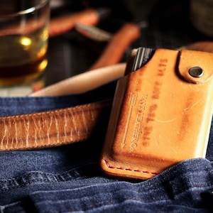 Cartera de piel Hitchback, piel flor, hecha a mano, minimalista, bolsillo delantero, cierre a presión, vertical