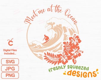 Può includere: Un design digitale con un surfista che cavalca un'onda con fiori di ibisco e il testo "Meet me at the Ocean" in un cerchio. Il testo "freshly squeezed designs" è sotto il cerchio.