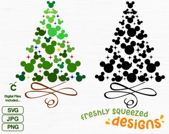 Op de afbeelding: Een groene kerstboom gemaakt van Mickey Mouse-koppen met rode, gele, blauwe en groene sterren. De boom heeft een bruin swirl-ontwerp aan de onderkant. De tekst "freshly squeezed designs" staat onderaan de afbeelding.