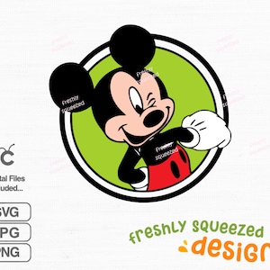 Peut inclure: Une illustration de dessin anim&eacute; de Mickey Mouse sur un fond vert avec un contour noir. Mickey Mouse porte un short rouge et une chemise noire avec le texte "Freshly Squeezed" en blanc. Mickey Mouse fait un clin d'&oelig;il et a une expression joyeuse.